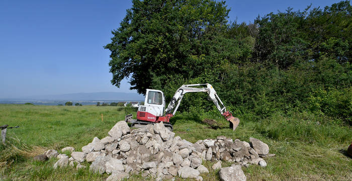 Creuser les sols et transporter plusieurs mètres cubes de pierres nécessitent parfois des moyens assez lourds. Les exploitants agricoles ont volontiers mis leurs machines à disposition pour ce faire.